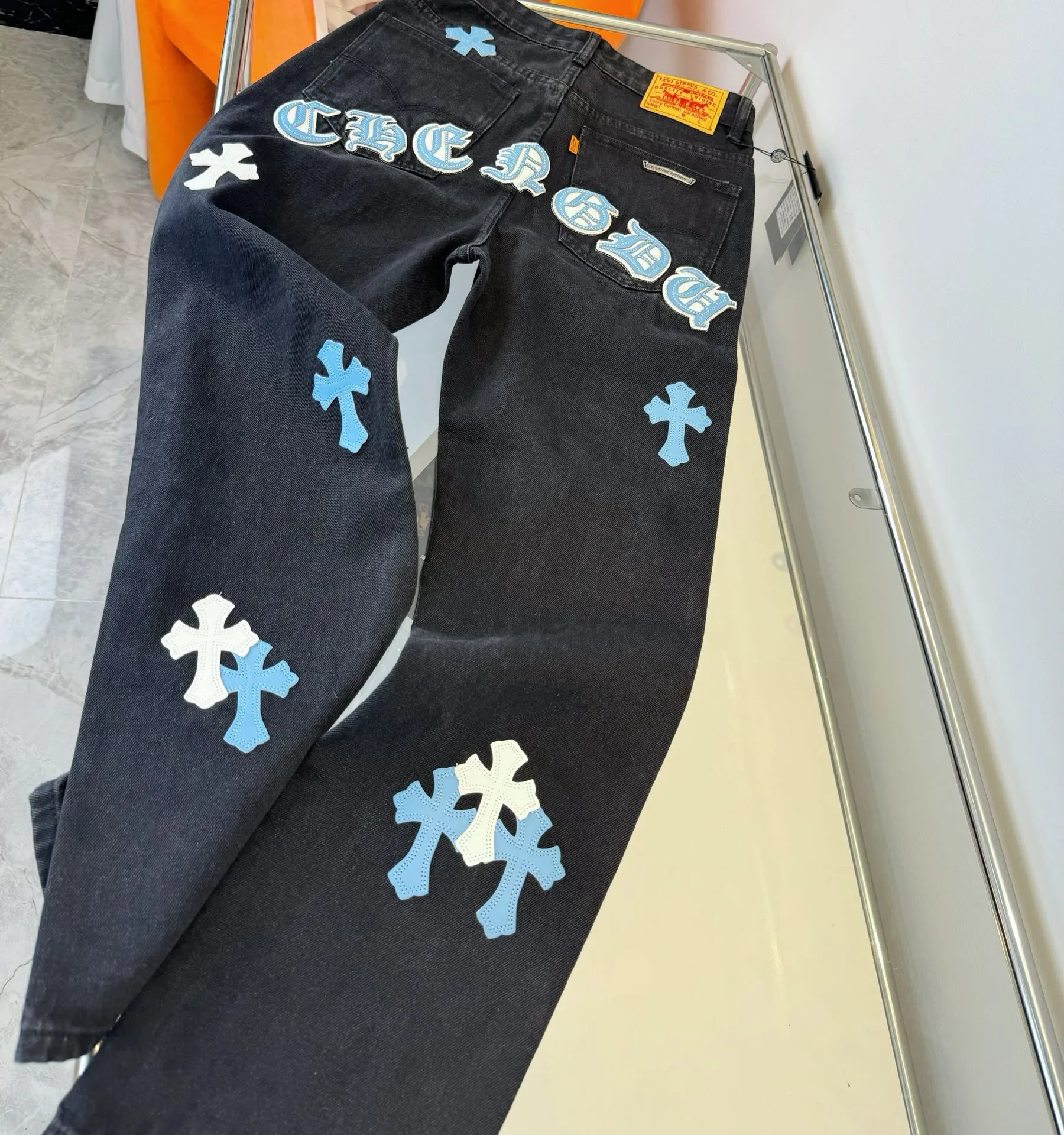 🅿️290 Chroe Hets CH Chroe Hets washed blue jeans, ceiling-level jeans, a pair is hard to find at the counter‼ ️ About Zangyin ✅ This is an extremely luxurious fashion brand that can also be called the aristocracy of the high street. It has always been an exclusive brand for some hipsters or the rich second generation. The color of this model is already very eye-catching by using a unique washed material. It is decorated with pink patchwork cross flowers, which cleverly highlights the charm of the brand. Secondly, this model adopts a classic high-waist cut design, which highlights the long legs and fashionable temperament of the upper body. The brand is highly recognizable and the slim-fitting configuration is more suitable for daily wear. The personality will be fashionable and the specifications can be seen at a glance. Materials and technology ✅ Needless to say, this point goes without saying. As an excellent craftsman brand, Zangyin's requirements for details and craftsmanship are really perfect. The washed color of this model has gone through a lot of processes, not to mention the embellishment of the denim appliqués. It is also purely handmade and sewn. Just like what they believe in, only handmade things have soul and have the meaning of wearing. A top-notch heavy-duty fashionable denim item, recommended by both hands‼ ️Size# 28 30 32 34